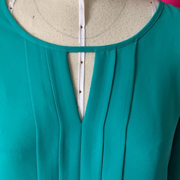 Silky Green blouse with v detail - Picture 2 of 5